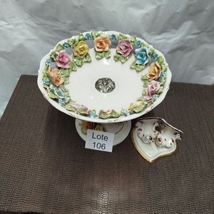 Centro de Mesa de Porcelana con Flores y Palomas Decorativas - imagen 3