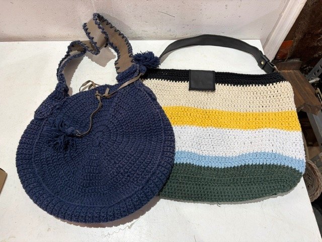 Lote de 2 Carteras Tejidas y de Cuero