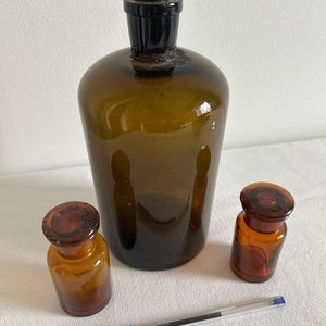 Conjunto de 3 Frascos Antiguos de Farmacia de Vidrio Ámbar - imagen 2