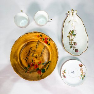 Lote siguiente: Seis piezas de porcelana inglesa Johnson Bros: platos, pocillos y base floral