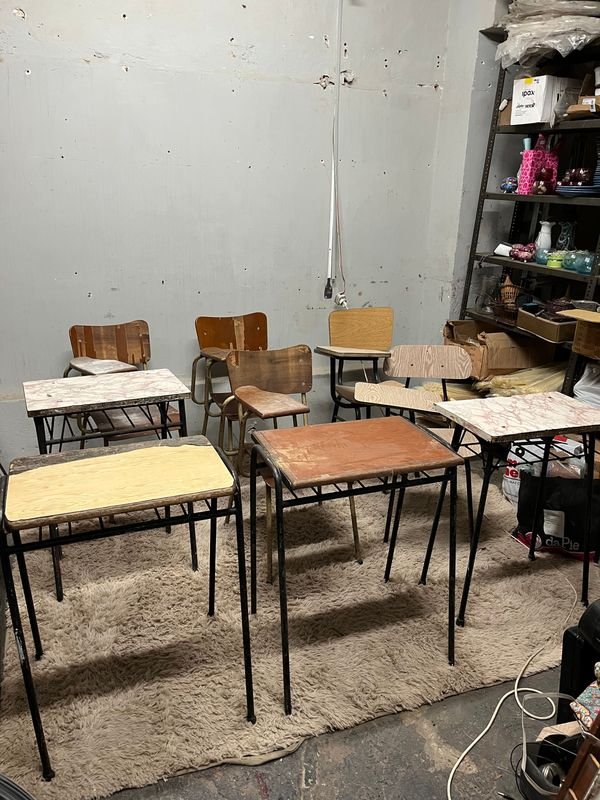 Lote de 7 Mesas y 15 Sillas Escolares de Hierro y Madera