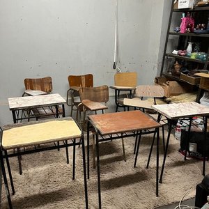 Lote de 7 Mesas y 15 Sillas Escolares de Hierro y Madera - imagen 1