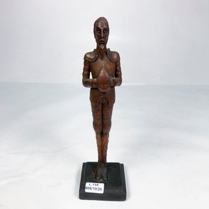 Figura de Madera de Caballero con Armadura y Base - imagen 2