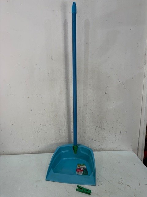 Pala de mano azul sin uso con cepillo
