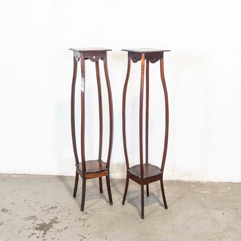Lote siguiente: Pedestales altos de madera con estantes inferiores para decoración