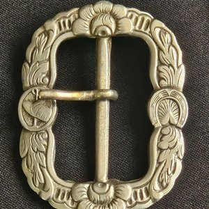 Hebilla de Metal Blanco Estilo Corneta con Grabados Florales y Marca Eberle - imagen 1