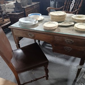 Lote siguiente: Escritorio Antiguo con Silla Tapizada en Cuero y Tapa de Vidrio