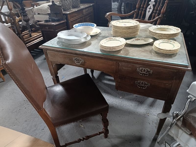 Escritorio Antiguo con Silla Tapizada en Cuero y Tapa de Vidrio