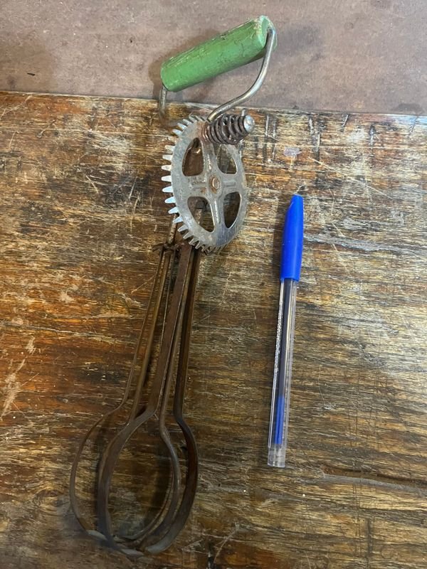 Lote anterior: Batidor de metal con tijeras y accesorios