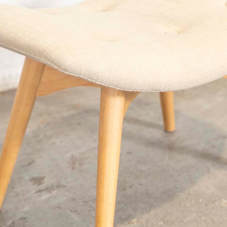 Banqueta con asiento tapizado en tela rústica y patas de madera - imagen 3