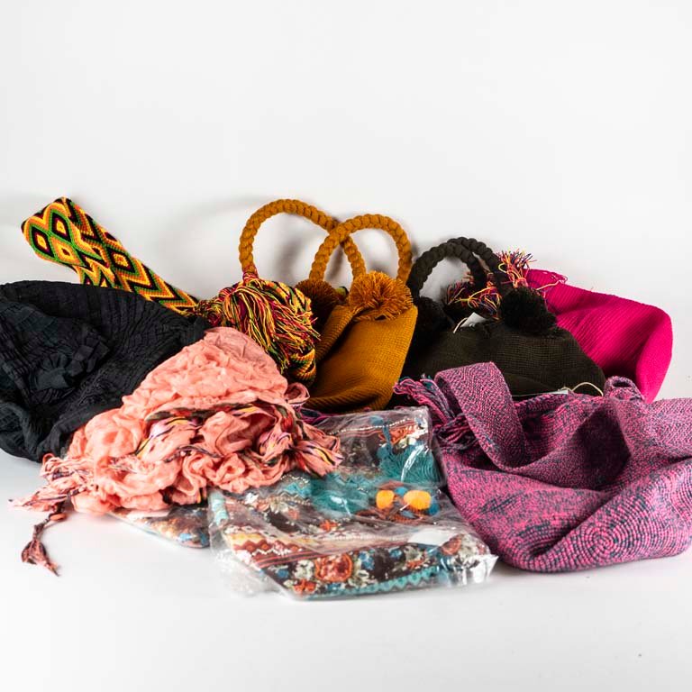 Colección de bolsas y accesorios artesanales
