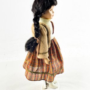 Muñeca de Porcelana con Ropas a Cuadros, 40 cm - imagen 2