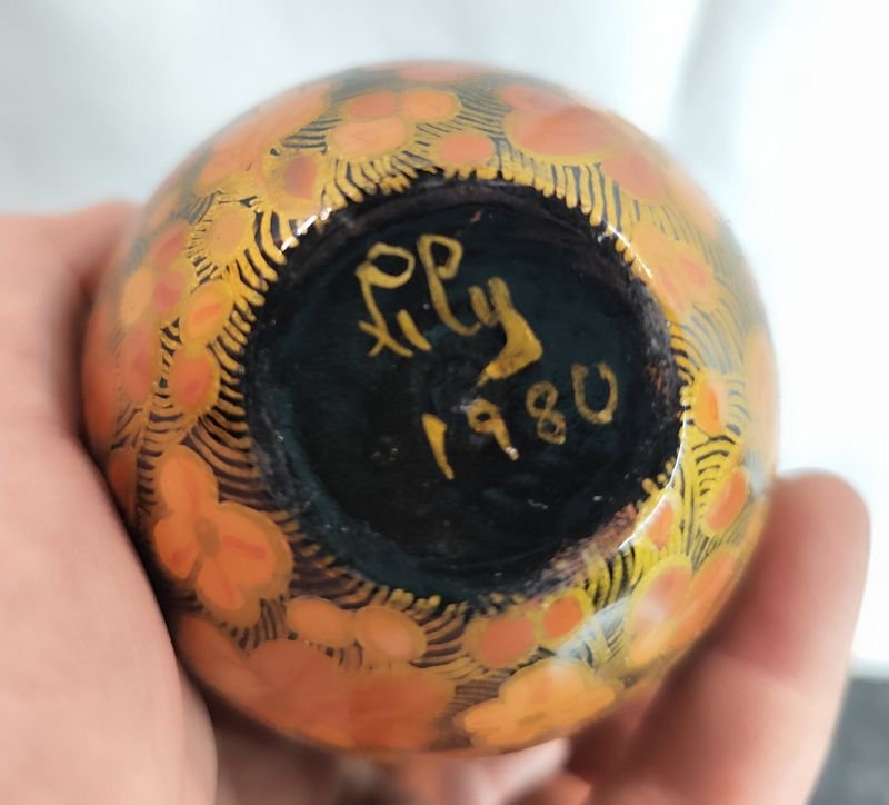 Colección de piezas de madera pintadas a mano: tríptico religioso, huevos, alhajeros y muñeca rusa - imagen 4
