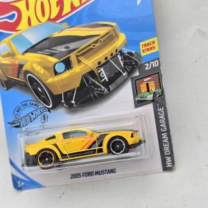 Hot Wheels Ford Mustang 2005 Amarillo - imagen 2