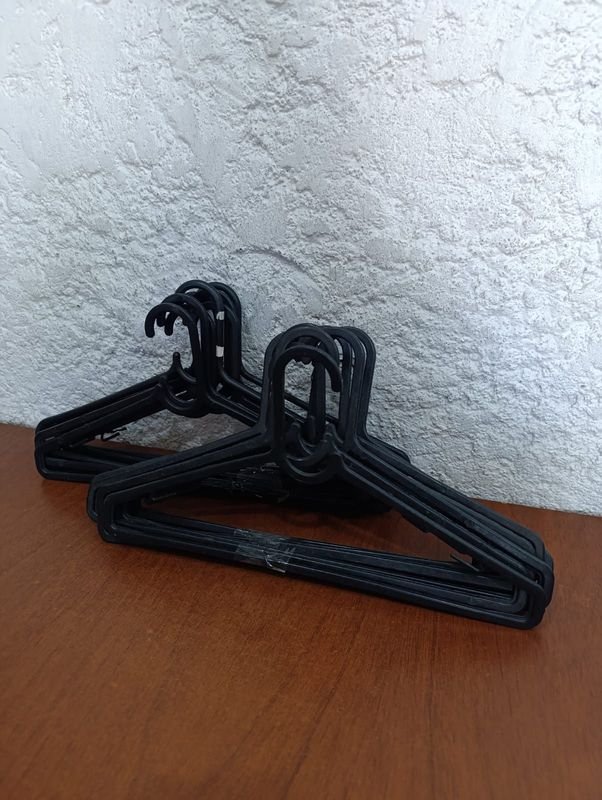 Perchas negras finas para ropa