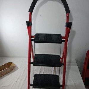 Escalera Plegable de 3 Escalones Roja con Agarre Negro - imagen 1
