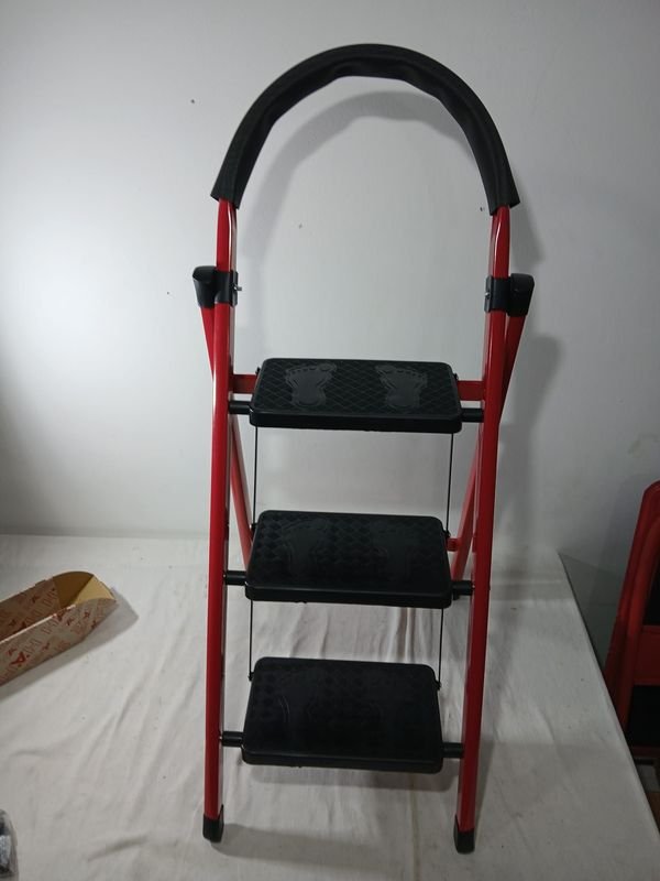 Escalera Plegable de 3 Escalones Roja con Agarre Negro