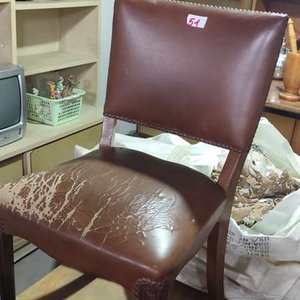 Lote siguiente: Silla de Comedor Estilo Clásico con Tapizado Desgastado