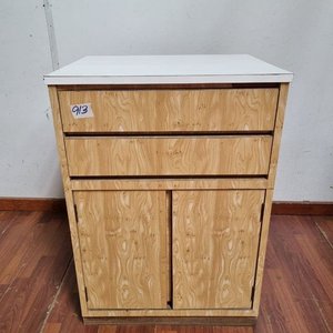 Lote anterior: Mueble Auxiliar Tono Claro con Tapa Blanca y Puertas