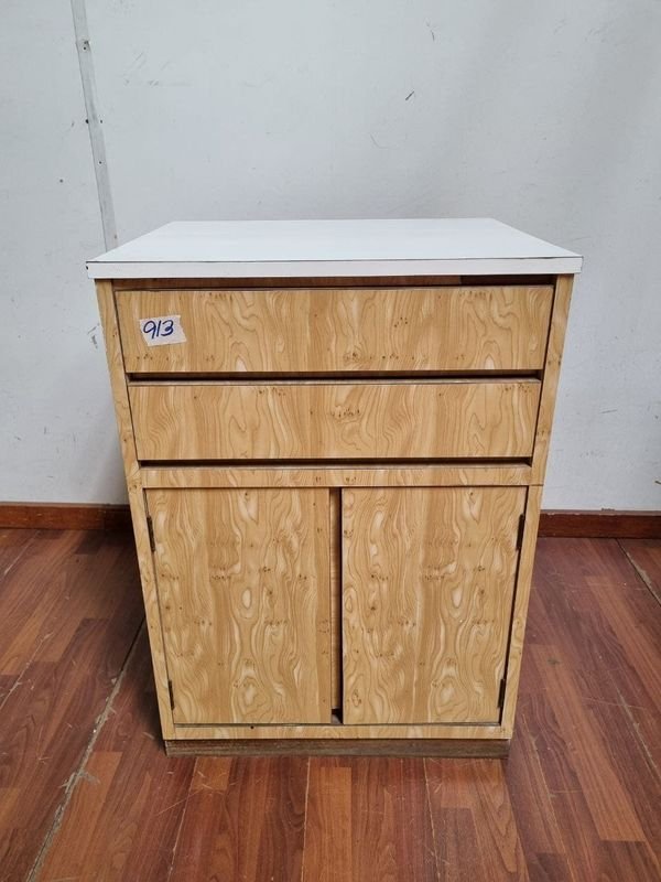 Mueble Auxiliar Tono Claro con Tapa Blanca y Puertas
